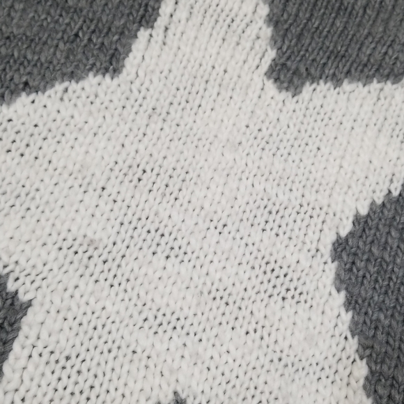 A grey aeropostale sweater with a white star - Picture 4 of 4